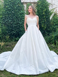Robe de mariée longue en satin, coupe trapèze, décolleté cœur, dos nu et poches