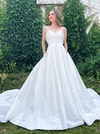 Robe de mariée longue en satin, coupe trapèze, décolleté cœur, dos nu et poches
