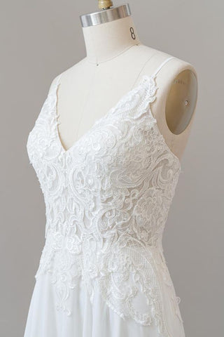 Robe de mariée longue en mousseline à bretelles spaghetti et décolleté en cœur, ornée d'appliqués, coupe trapèze