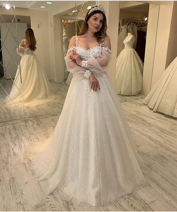 Robe de mariée longue trapèze à bretelles spaghetti et paillettes, manches longues