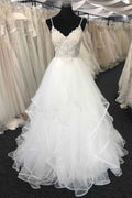 Robe de mariée longue trapèze en dentelle et tulle à fines bretelles et décolleté cœur