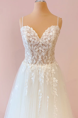 Vestido de novia largo de corte A con escote corazón, apliques de tul y encaje