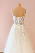 Vestido de novia largo de corte A con escote corazón, apliques de tul y encaje