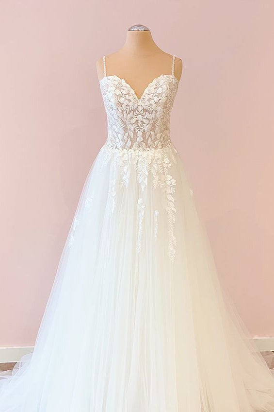 Vestido de novia largo de corte A con escote corazón, apliques de tul y encaje