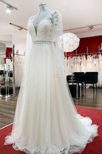 Vestidos de novia largos de corte A con escote corazón, tul, pedrería, apliques de encaje y mangas.