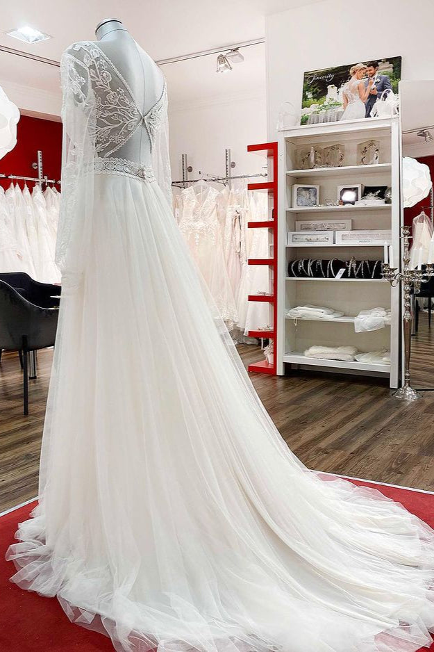 Vestidos de novia largos de corte A con escote corazón, tul, pedrería, apliques de encaje y mangas.