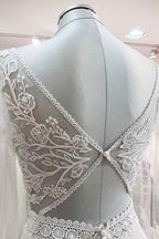 Vestidos de novia largos de corte A con escote corazón, tul, pedrería, apliques de encaje y mangas.