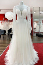 Vestidos de novia largos de corte A con escote corazón, tul, pedrería, apliques de encaje y mangas.