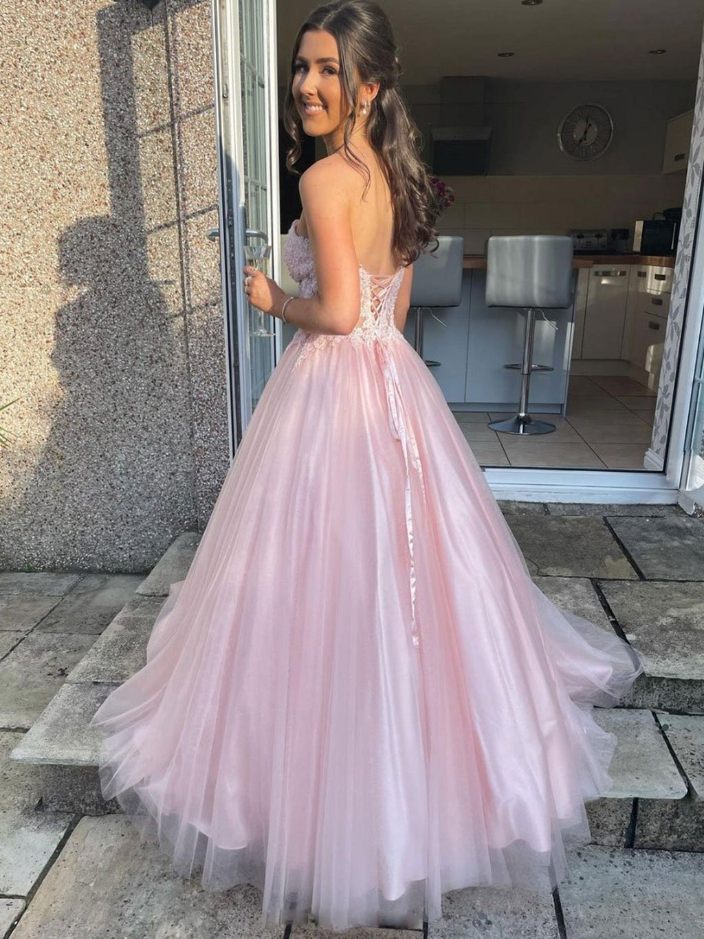 Robe de bal longue en tulle et dentelle rose, décolleté cœur, coupe trapèze