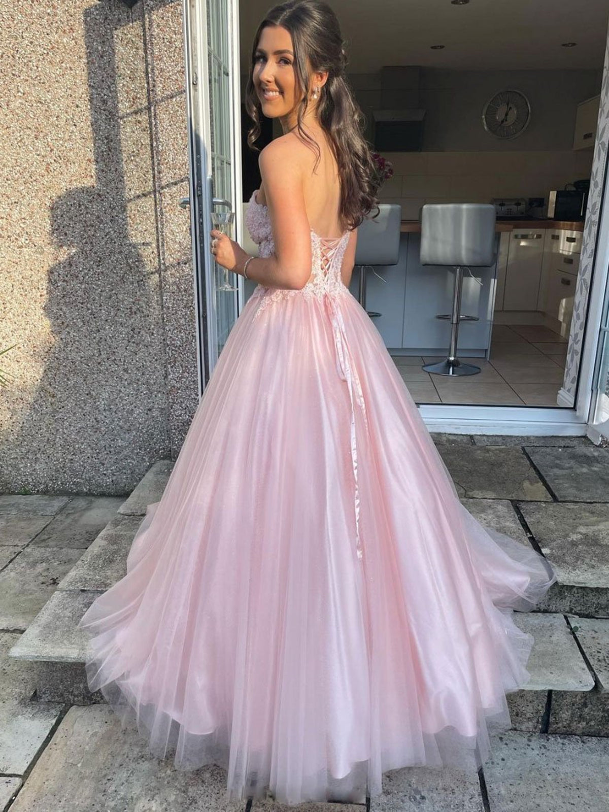 Robe de bal longue en tulle et dentelle rose, décolleté cœur, coupe trapèze