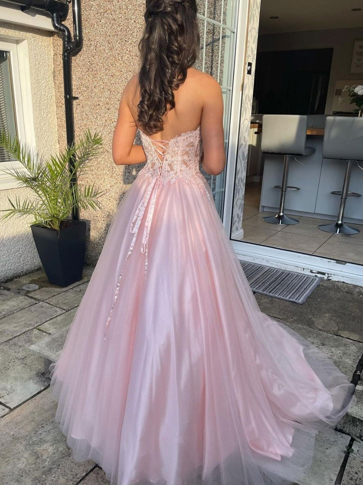 Robe de bal longue en tulle et dentelle rose, décolleté cœur, coupe trapèze