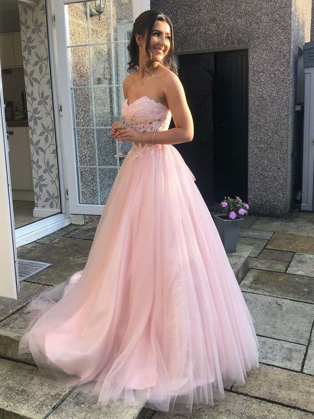 Robe de bal longue en tulle et dentelle rose, décolleté cœur, coupe trapèze
