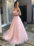 Robe de bal longue en tulle et dentelle rose, décolleté cœur, coupe trapèze