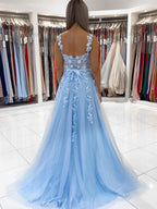 Vestido largo de graduación de corte A, escote corazón, tul y encaje, color azul celeste, con flores 3D.