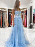Vestido largo de graduación de corte A, escote corazón, tul y encaje, color azul celeste, con flores 3D.