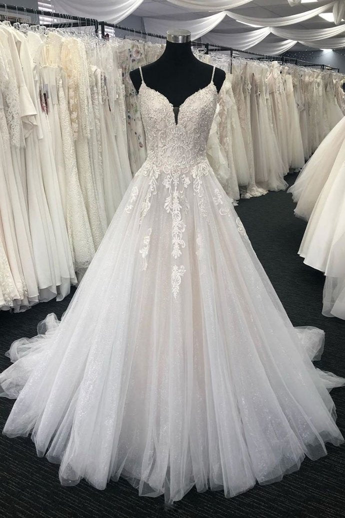 Robe de mariée longue trapèze en tulle et dentelle à fines bretelles et décolleté cœur
