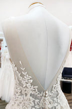 Vestido de novia largo de corte A con escote corazón y espalda descubierta de tul