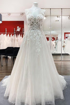 Vestido de novia largo de corte A con escote corazón y espalda descubierta de tul