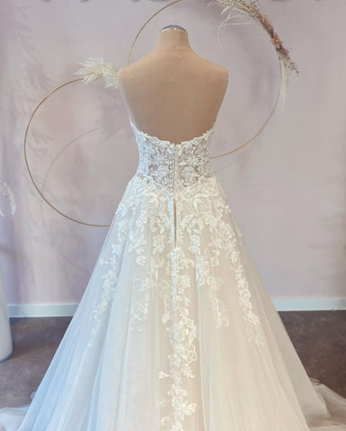 Vestido de novia largo de tul con escote corazón y corte en A con encaje
