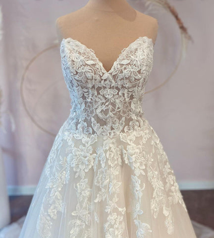 Vestido de novia largo de tul con escote corazón y corte en A con encaje
