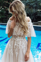 Robe de mariée longue trapèze en tulle avec applications de dentelle et épaules dénudées