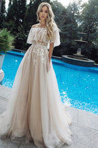 Robe de mariée longue trapèze en tulle avec applications de dentelle et épaules dénudées