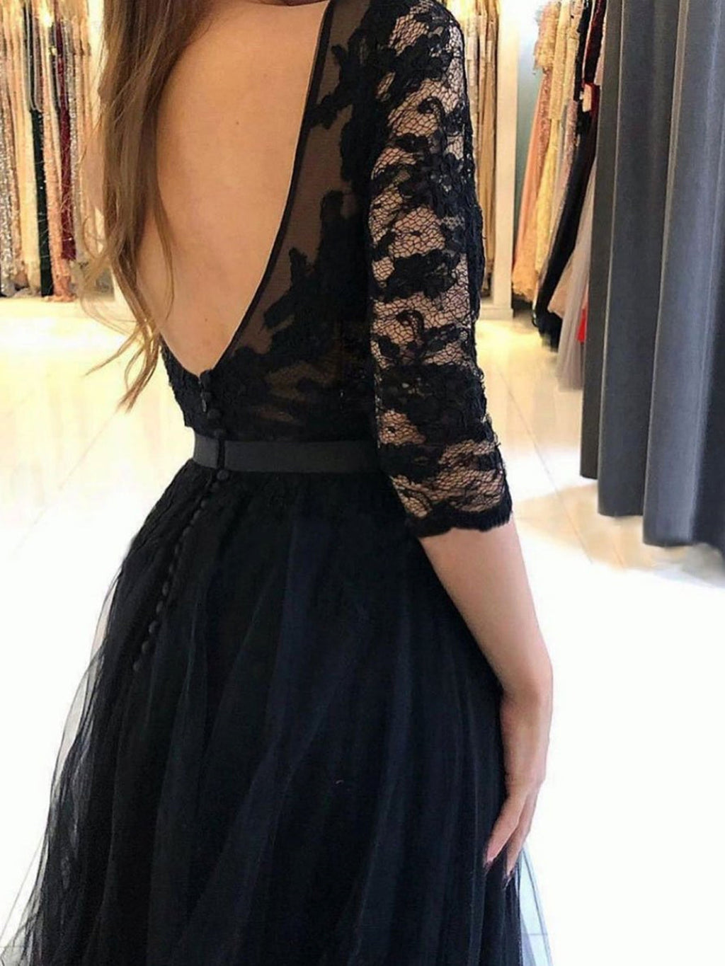 Robe de bal longue en tulle et dentelle, coupe trapèze, dos nu, fente sur le devant et manches mi-longues
