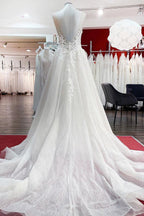 Vestido de novia largo de corte A, sin mangas, con volantes, joyas y aplicaciones de encaje.