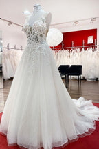 Vestido de novia largo de corte A, sin mangas, con volantes, joyas y aplicaciones de encaje.