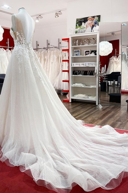 Vestido de novia largo de corte A, sin mangas, con volantes, joyas y aplicaciones de encaje.