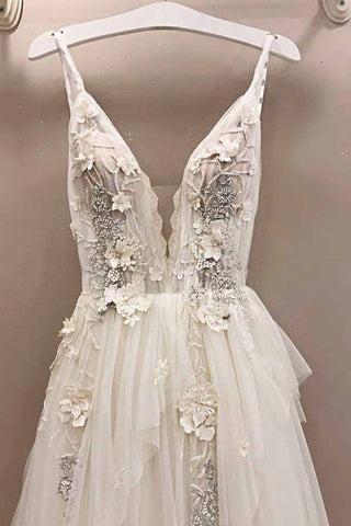 Robe de mariée longue trapèze en tulle à col en V et applications de dentelle