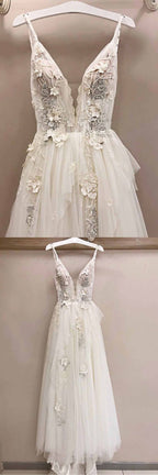 Robe de mariée longue trapèze en tulle à col en V et applications de dentelle