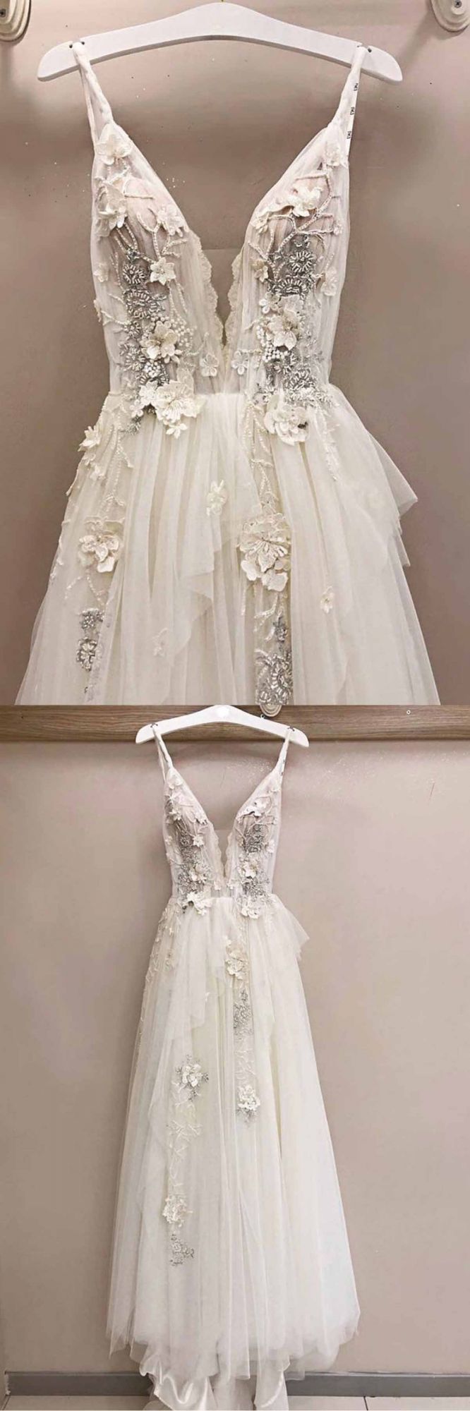 Robe de mariée longue trapèze en tulle à col en V et applications de dentelle