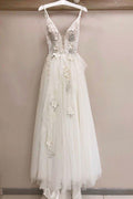 Robe de mariée longue trapèze en tulle à col en V et applications de dentelle