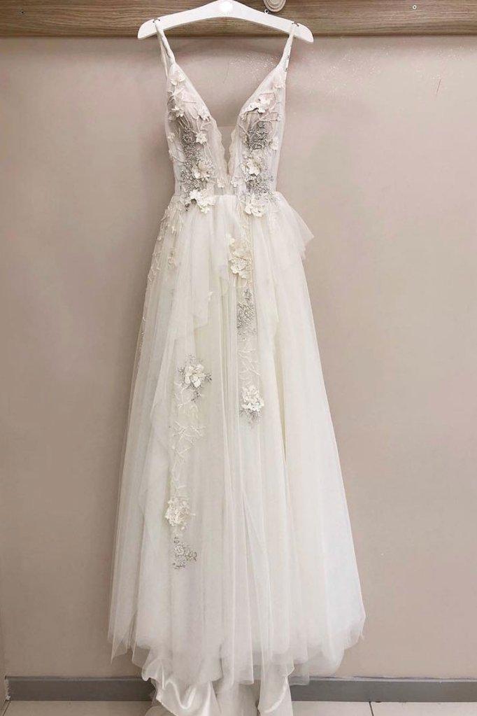 Robe de mariée longue trapèze en tulle à col en V et applications de dentelle