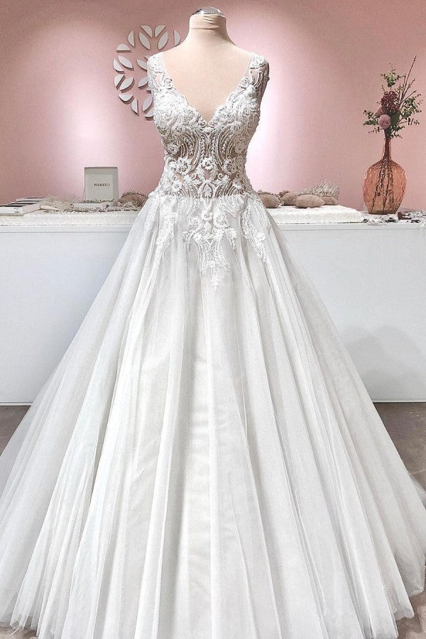 Robe de mariée longue trapèze en tulle à volants, dos nu, col en V et applications de dentelle, ornée de décolletés en V et d'appliques.