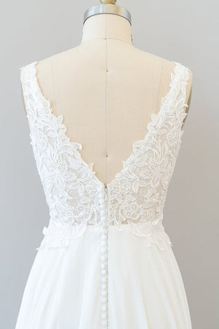 Vestido de novia largo de corte A con escote en V, apliques de encaje y gasa