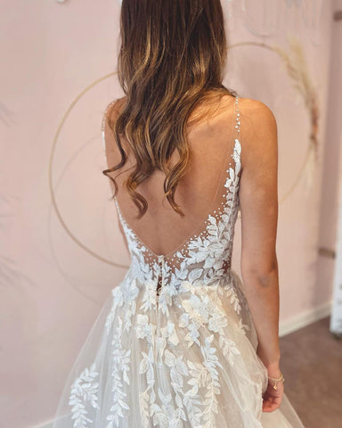 Vestido de novia largo de corte A con escote en V, apliques, encaje y tul, sin espalda