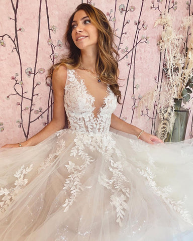 Vestido de novia largo de corte A con escote en V, apliques, encaje y tul, sin espalda