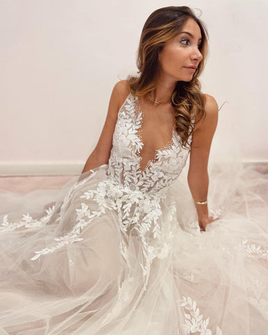 Vestido de novia largo de corte A con escote en V, apliques, encaje y tul, sin espalda