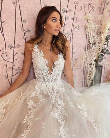 Vestido de novia largo de corte A con escote en V, apliques, encaje y tul, sin espalda