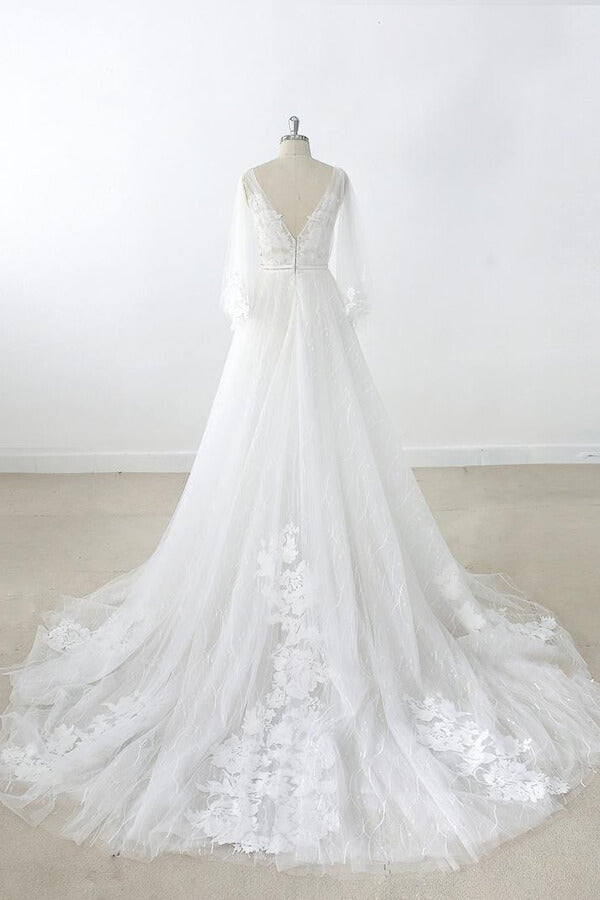 Robe de mariée longue trapèze en tulle, dos nu, ornée d'appliqués de dentelle et de manches, avec col en V et décolleté en A.