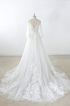 Robe de mariée longue trapèze en tulle, dos nu, ornée d'appliqués de dentelle et de manches, avec col en V et décolleté en A.