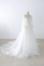 Robe de mariée longue trapèze en tulle, dos nu, ornée d'appliqués de dentelle et de manches, avec col en V et décolleté en A.