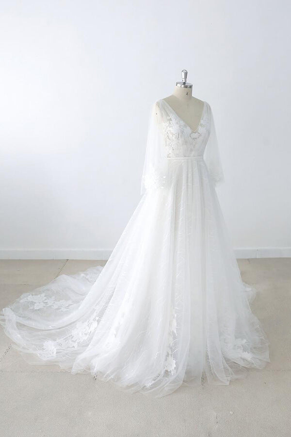Robe de mariée longue trapèze en tulle, dos nu, ornée d'appliqués de dentelle et de manches, avec col en V et décolleté en A.
