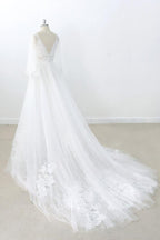 Robe de mariée longue trapèze en tulle, dos nu, ornée d'appliqués de dentelle et de manches, avec col en V et décolleté en A.