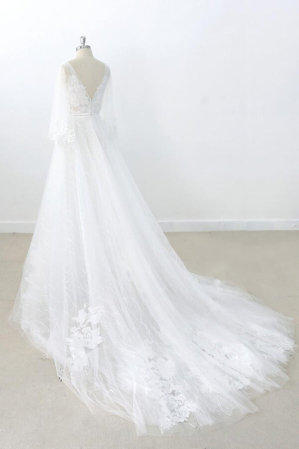 Robe de mariée longue trapèze en tulle, dos nu, ornée d'appliqués de dentelle et de manches, avec col en V et décolleté en A.