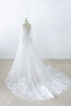 Robe de mariée longue trapèze en tulle, dos nu, ornée d'appliqués de dentelle et de manches, avec col en V et décolleté en A.
