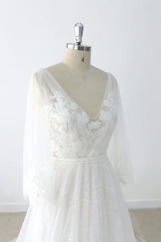 Vestido de novia largo de corte A, escote en V, apliques de encaje, tul y espalda descubierta con mangas, con mangas y escote en V.