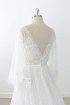 Robe de mariée longue trapèze en tulle, dos nu, ornée d'appliqués de dentelle et de manches, avec col en V et décolleté en A.